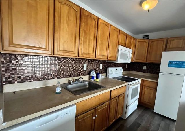 505 S Pine Island Road B207, Plantation, FL 33324