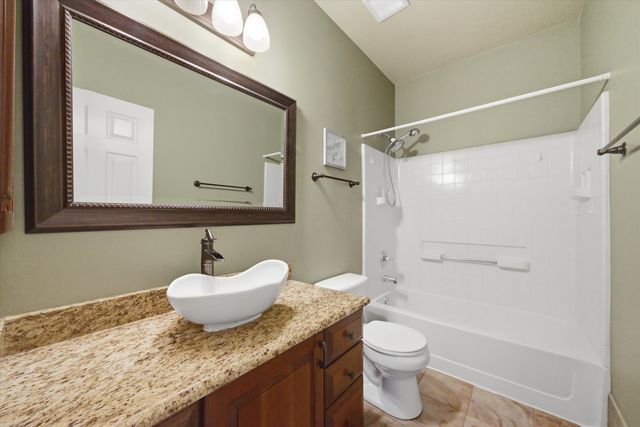 150 S Waters Edge Drive F, Glendale Heights, IL 60139