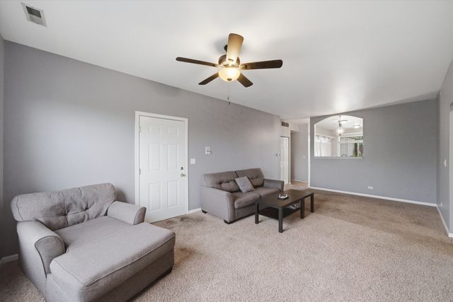 150 S Waters Edge Drive F, Glendale Heights, IL 60139