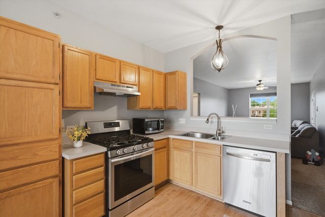 150 S Waters Edge Drive F, Glendale Heights, IL 60139