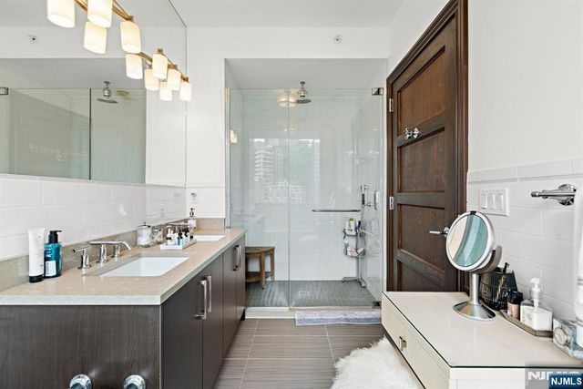 9 Somerset Lane 501, Edgewater, NJ 07020