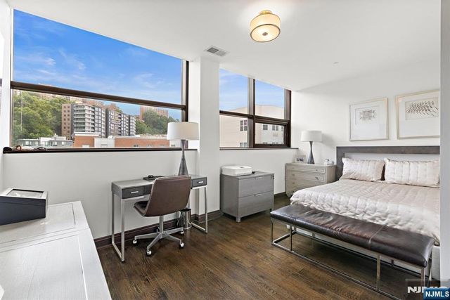 9 Somerset Lane 501, Edgewater, NJ 07020