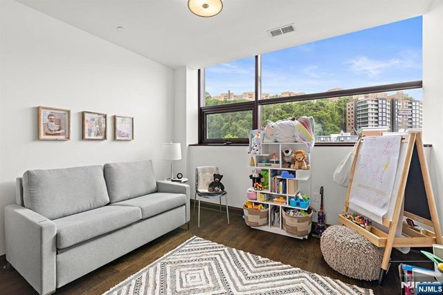 9 Somerset Lane 501, Edgewater, NJ 07020