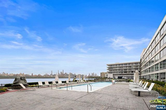 9 Somerset Lane 501, Edgewater, NJ 07020