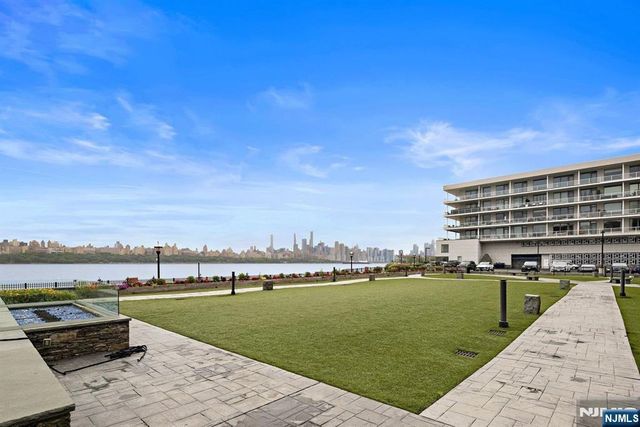 9 Somerset Lane 501, Edgewater, NJ 07020