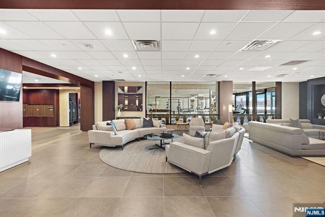 9 Somerset Lane 501, Edgewater, NJ 07020