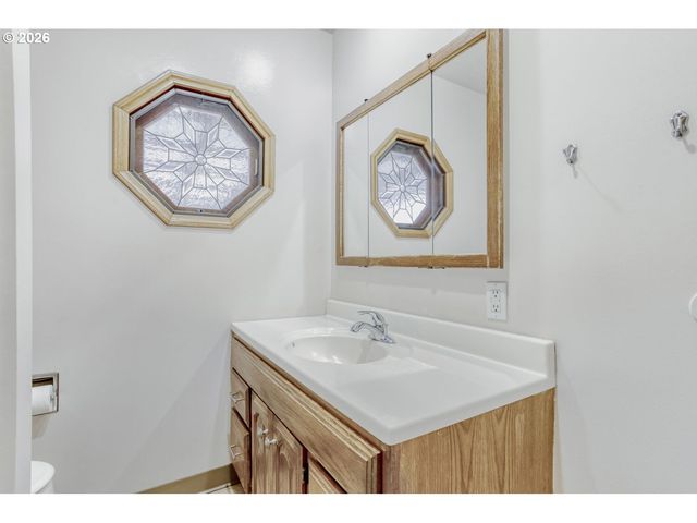 7354 N WAYLAND Ave, Portland, OR 97203