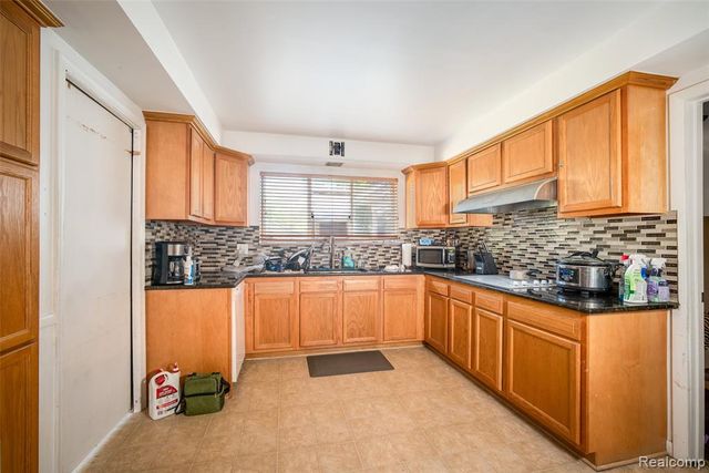 21328 Sloan Drive, Harper Woods, MI 48225