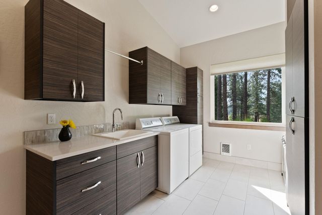 25204 N Lords Ln, Chattaroy, WA 99003