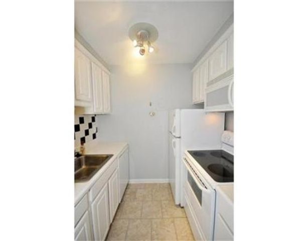 566 Commonwealth Av 804, Boston, MA 02215