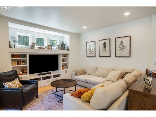 3065 POWDER RIVER Dr, Eugene, OR 97408