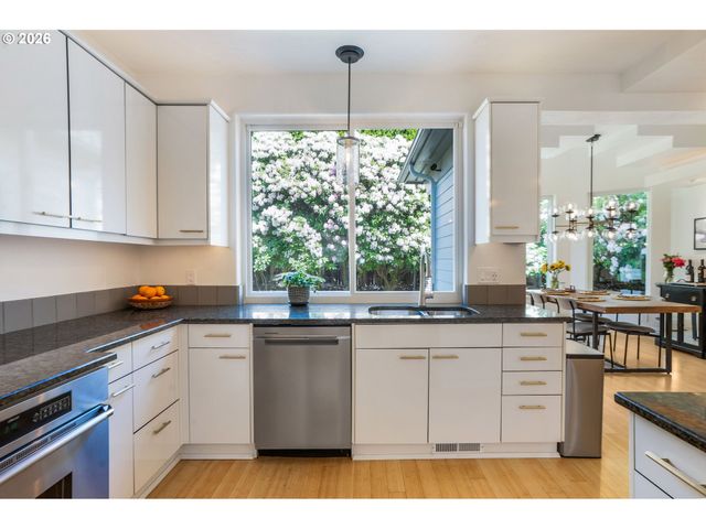 3065 POWDER RIVER Dr, Eugene, OR 97408