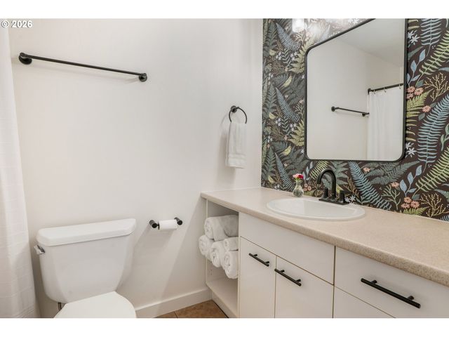 3065 POWDER RIVER Dr, Eugene, OR 97408