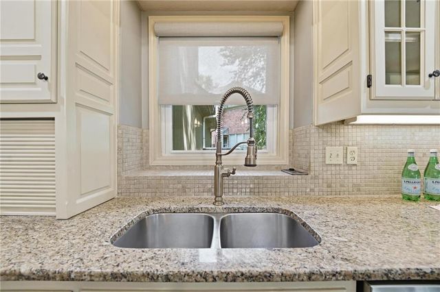 5303 NW 60th Terrace, Kansas City, MO 64151
