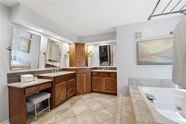 5303 NW 60th Terrace, Kansas City, MO 64151