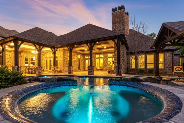 521 W Waters Edge Way, Oak Point, TX 75068