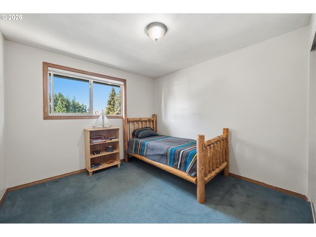 950 Ne EDGEHILL Dr, Estacada, OR 97023