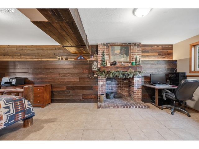 950 Ne EDGEHILL Dr, Estacada, OR 97023
