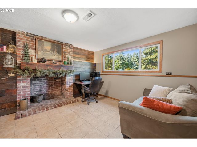 950 Ne EDGEHILL Dr, Estacada, OR 97023