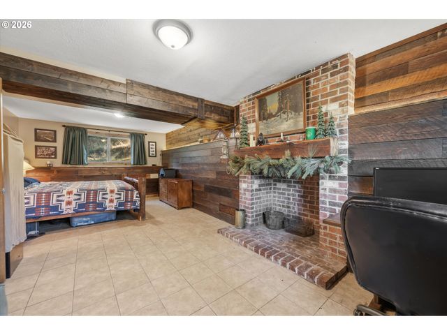 950 Ne EDGEHILL Dr, Estacada, OR 97023