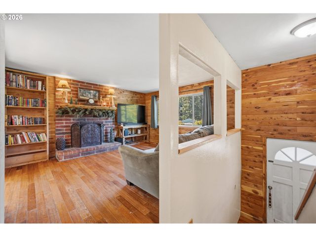 950 Ne EDGEHILL Dr, Estacada, OR 97023