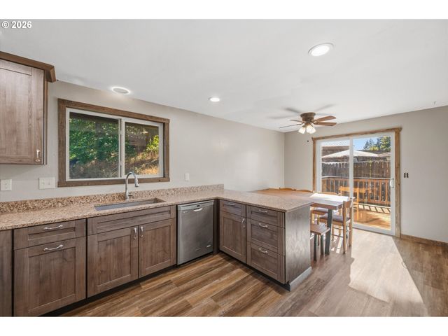 950 Ne EDGEHILL Dr, Estacada, OR 97023