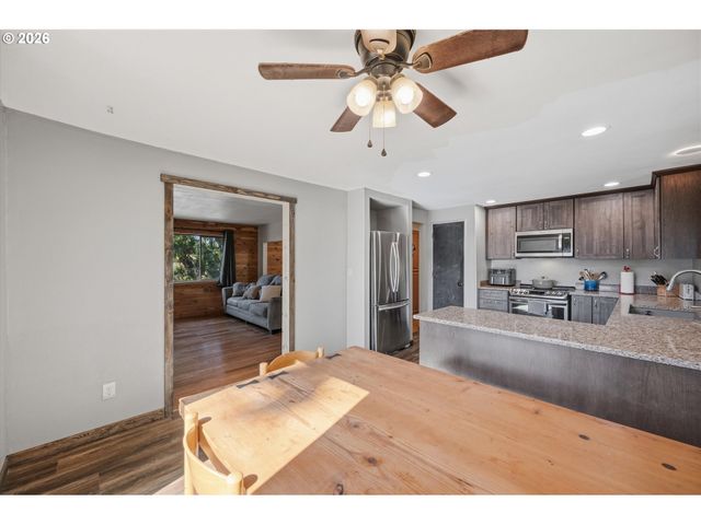 950 Ne EDGEHILL Dr, Estacada, OR 97023
