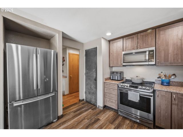 950 Ne EDGEHILL Dr, Estacada, OR 97023
