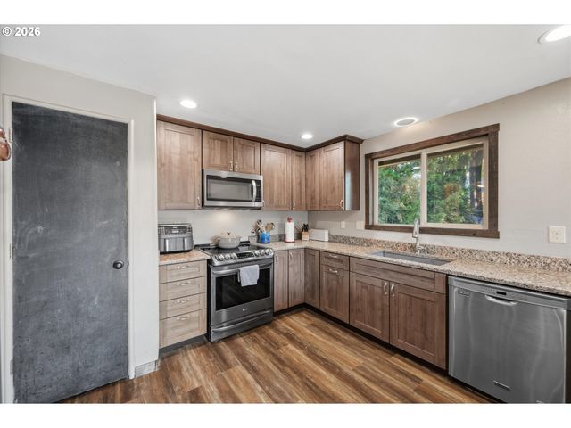 950 Ne EDGEHILL Dr, Estacada, OR 97023