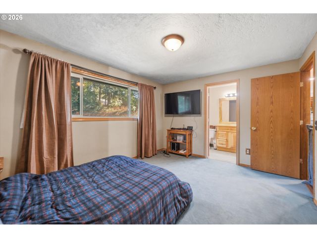 950 Ne EDGEHILL Dr, Estacada, OR 97023
