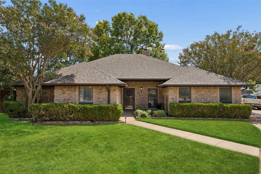 902 Briarcliff Court, Arlington, TX 76012 — exterior