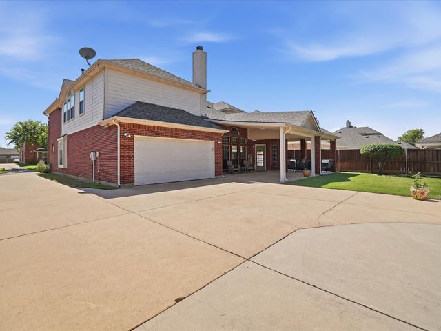 2824 Gillespie Lane, Grand Prairie, TX 75052