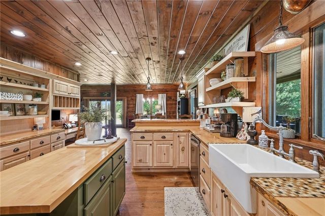 965 Bell Road, Mineral Bluff, GA 30559