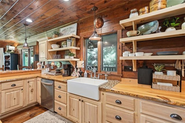 965 Bell Road, Mineral Bluff, GA 30559