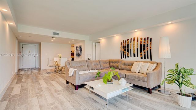 16325 Golf Club Rd 101, Weston, FL 33326