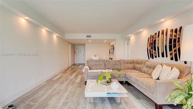 16325 Golf Club Rd 101, Weston, FL 33326