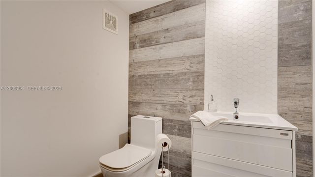 16325 Golf Club Rd 101, Weston, FL 33326