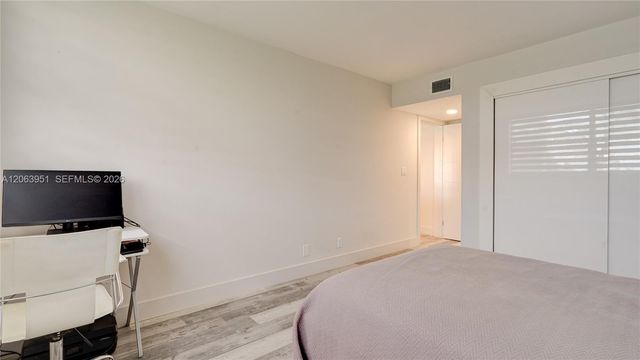 16325 Golf Club Rd 101, Weston, FL 33326