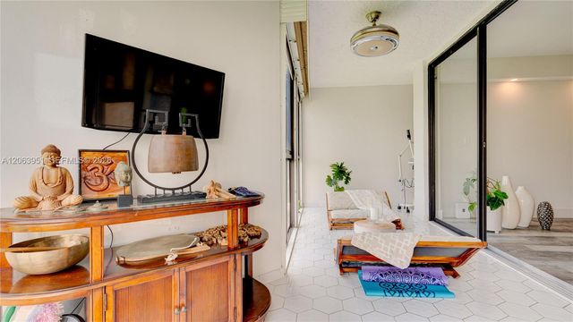 16325 Golf Club Rd 101, Weston, FL 33326