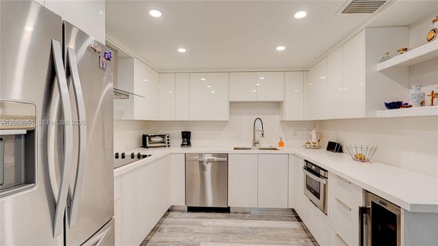 16325 Golf Club Rd 101, Weston, FL 33326