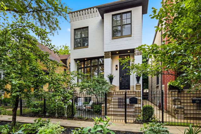 1310 W Roscoe Street, Chicago, IL 60657