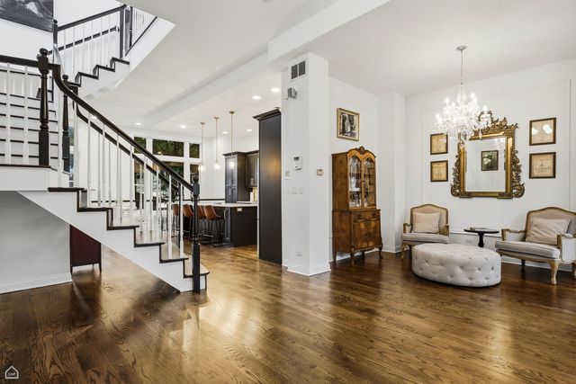 1310 W Roscoe Street, Chicago, IL 60657