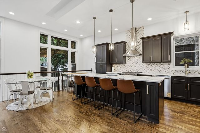 1310 W Roscoe Street, Chicago, IL 60657