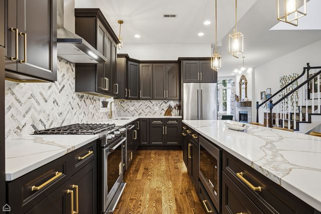 1310 W Roscoe Street, Chicago, IL 60657