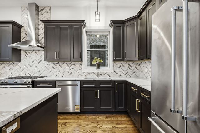 1310 W Roscoe Street, Chicago, IL 60657