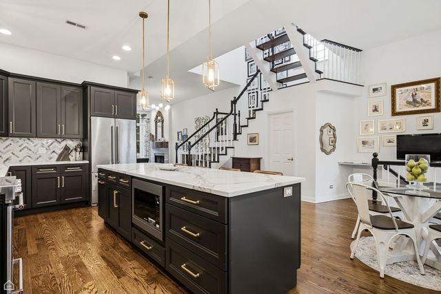 1310 W Roscoe Street, Chicago, IL 60657