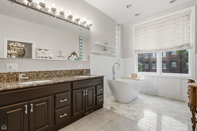 1310 W Roscoe Street, Chicago, IL 60657