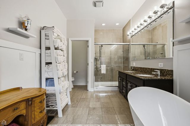 1310 W Roscoe Street, Chicago, IL 60657