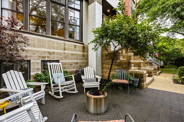 1310 W Roscoe Street, Chicago, IL 60657