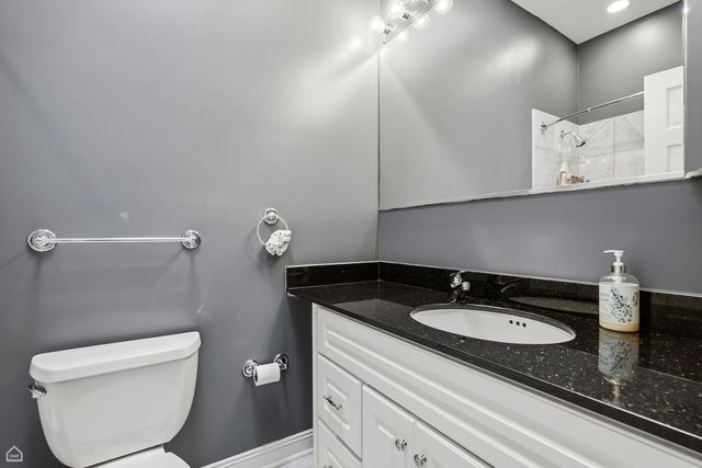 1310 W Roscoe Street, Chicago, IL 60657